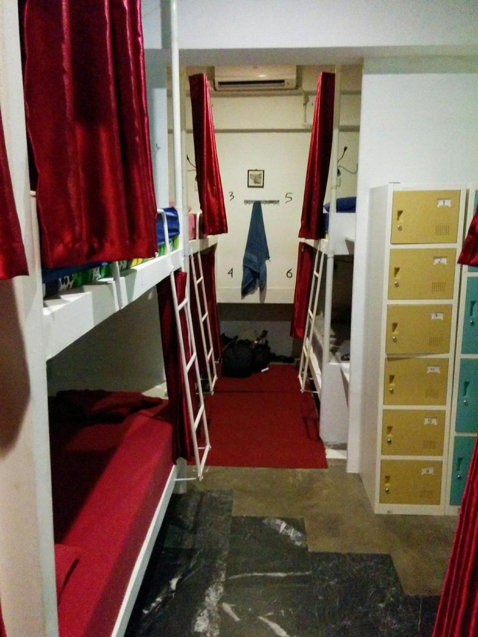 Hostel Six Degrees Jakarta Exterior foto